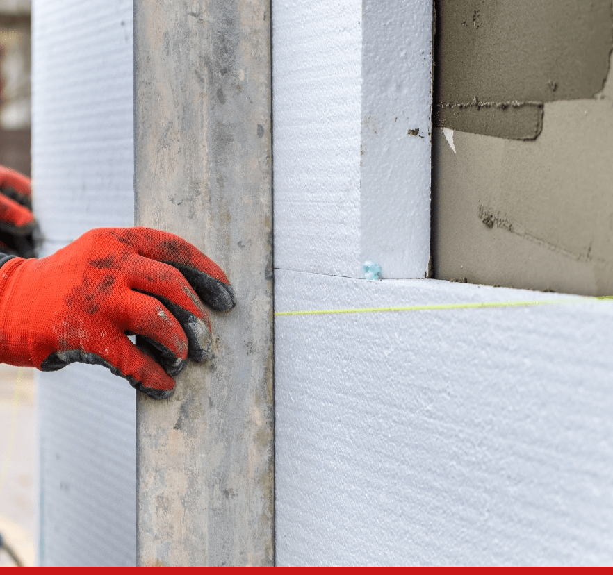 façade blanche avec main gantée rouge. ravalement de façade réalisée par Gokkuyu Façades